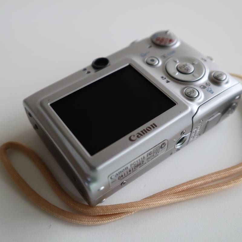 Canon IXY DIGITAL 600 シルバー 710万画素 動作品 黒点写り込みあり