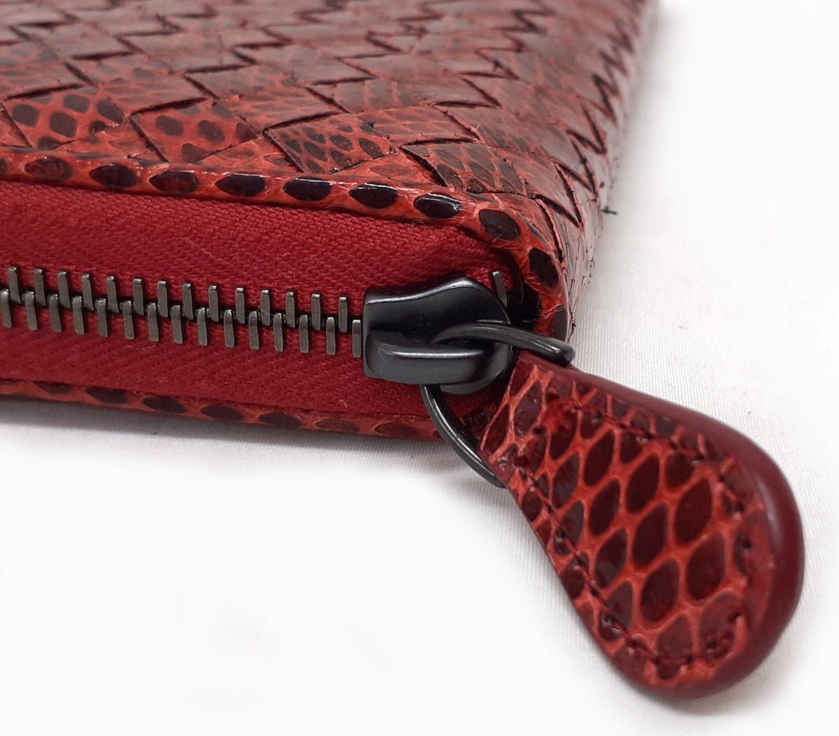 BOTTEGA VENFTA ボッテガヴェネタ長財布　パイソン　イントレチャート ボッテガヴェネタ 長財布 ラウンドファスナー パイソン 蛇革