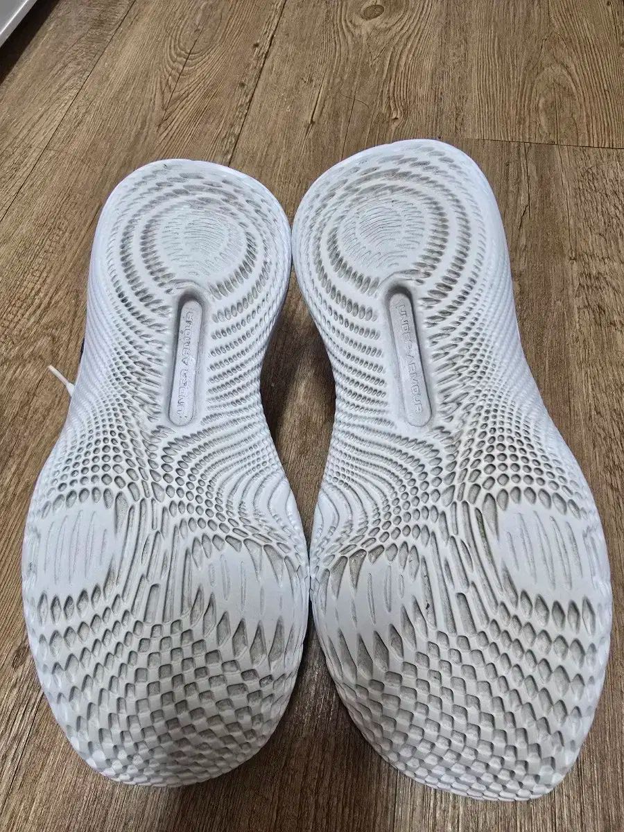 ARMOUR アンダーアーマー