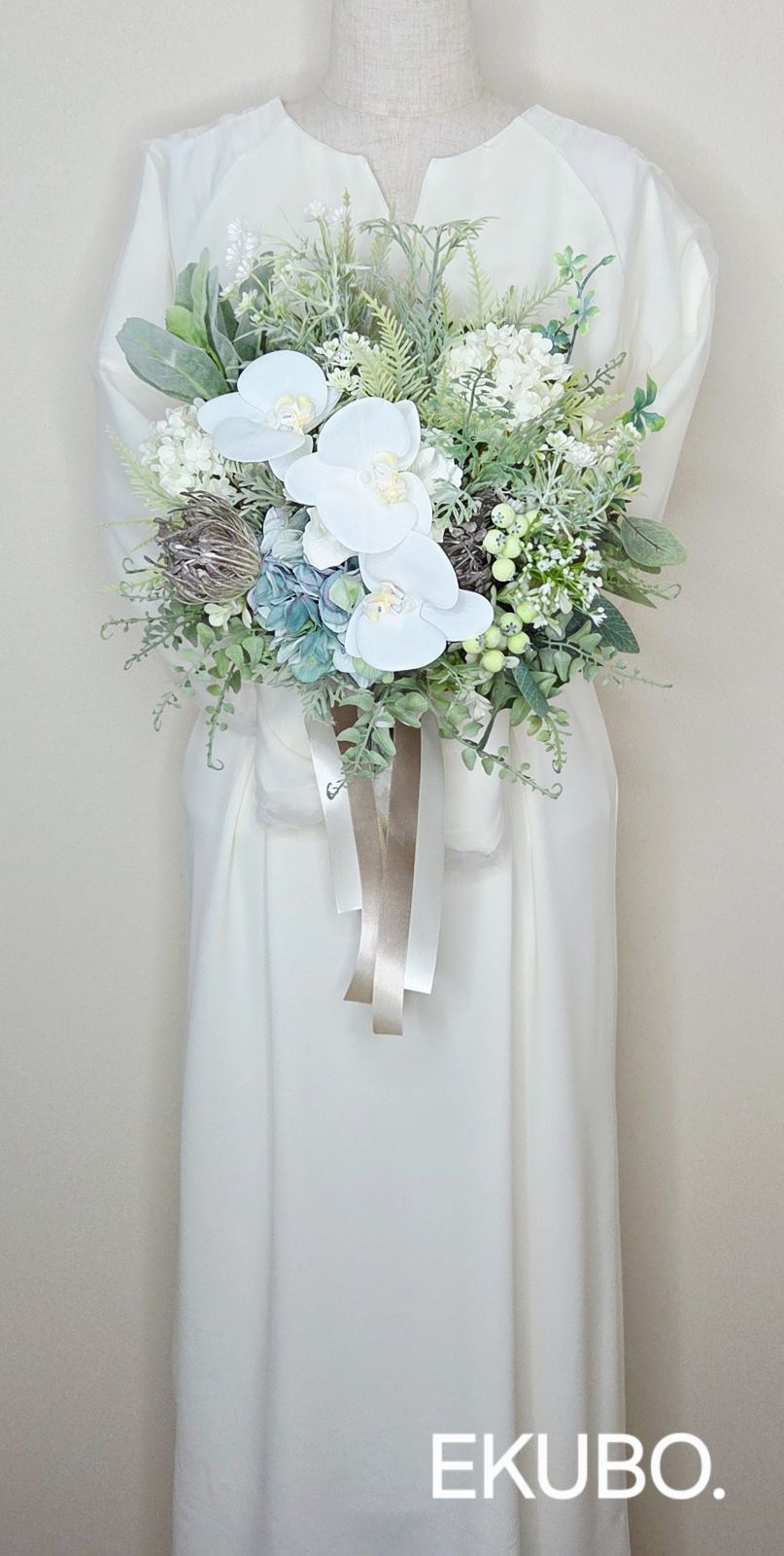 ミディ胡蝶蘭とグリーンの上品クラッチブーケ