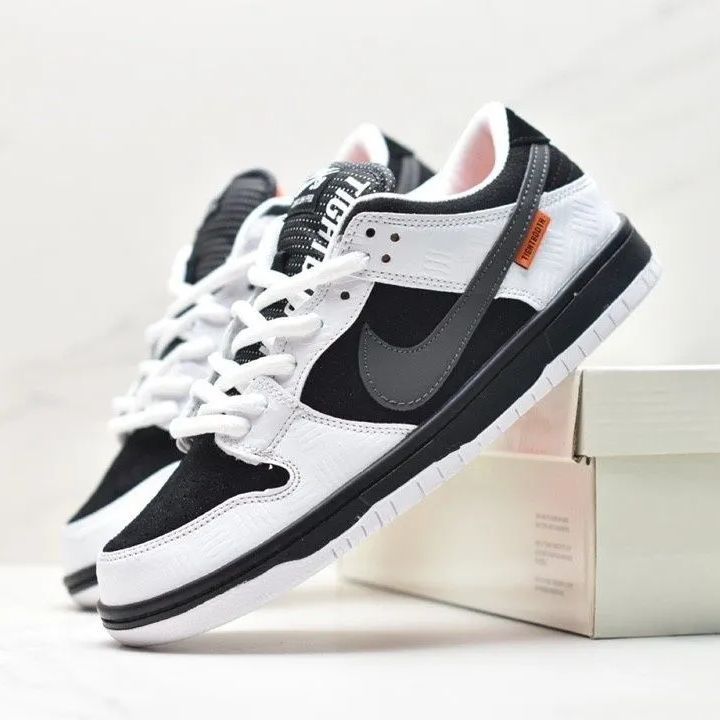 スニーカー TIGHTBOOTH × Nike SB Dunk Low Pro QS Black and White タイトブース × ナイキ SB ダンク ロー プロ QS FD2629-100 メンズ  レディース