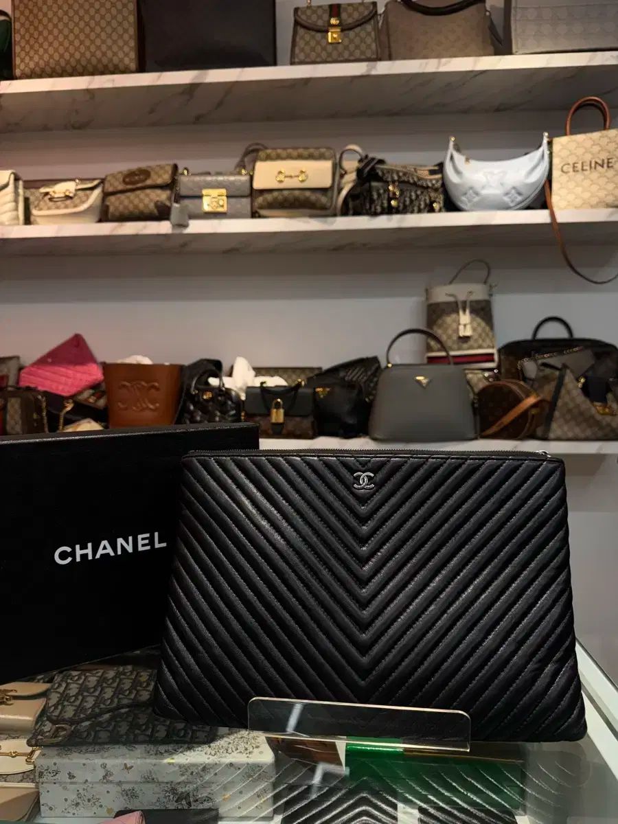 Chanel シャネル スタッド シェブロン クラッチ ポーチ ラムスキン