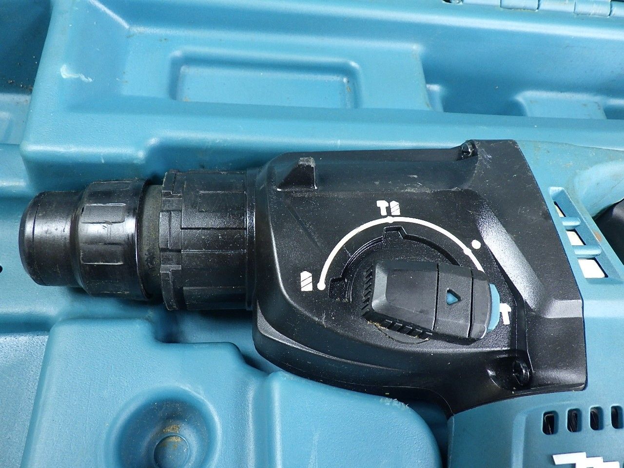 コンクリートの穴あけに マキタ makita HR244D ハンマドリル ケース付き 品