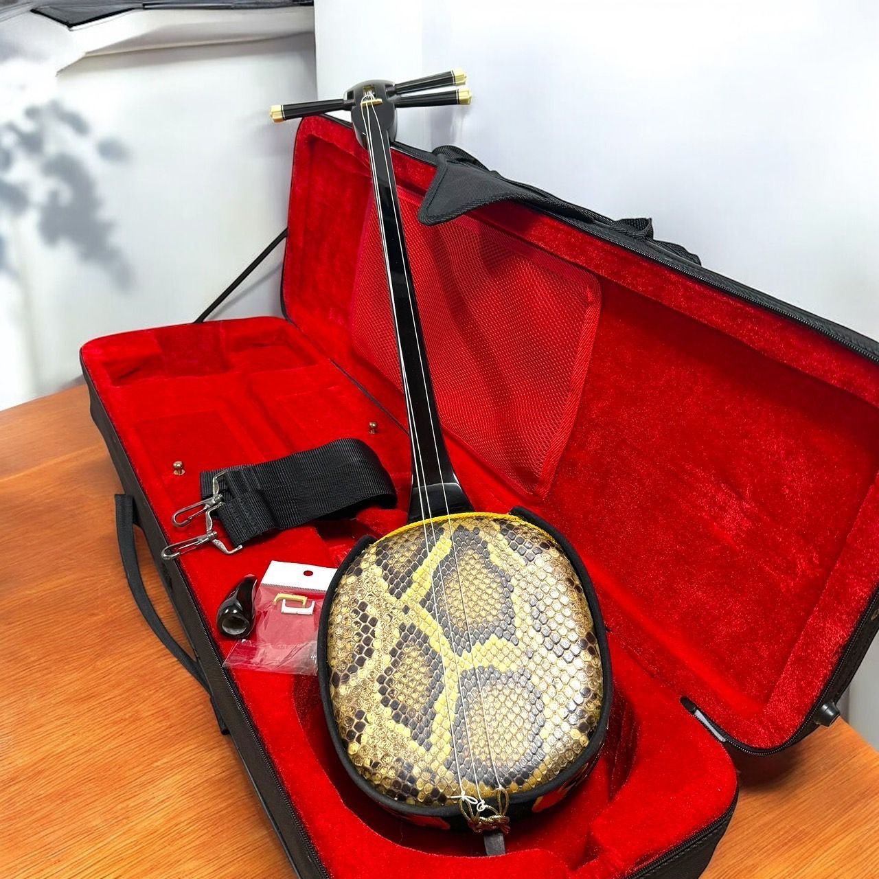 ☆美品 沖縄 琉球 三線 本蛇革 本革 蛇革 本皮 蛇皮 爪 ケース付 伝統楽器 ☆送料無料 美品 沖縄 琉球 三線 本蛇革 本革 蛇革 本皮 蛇皮 爪