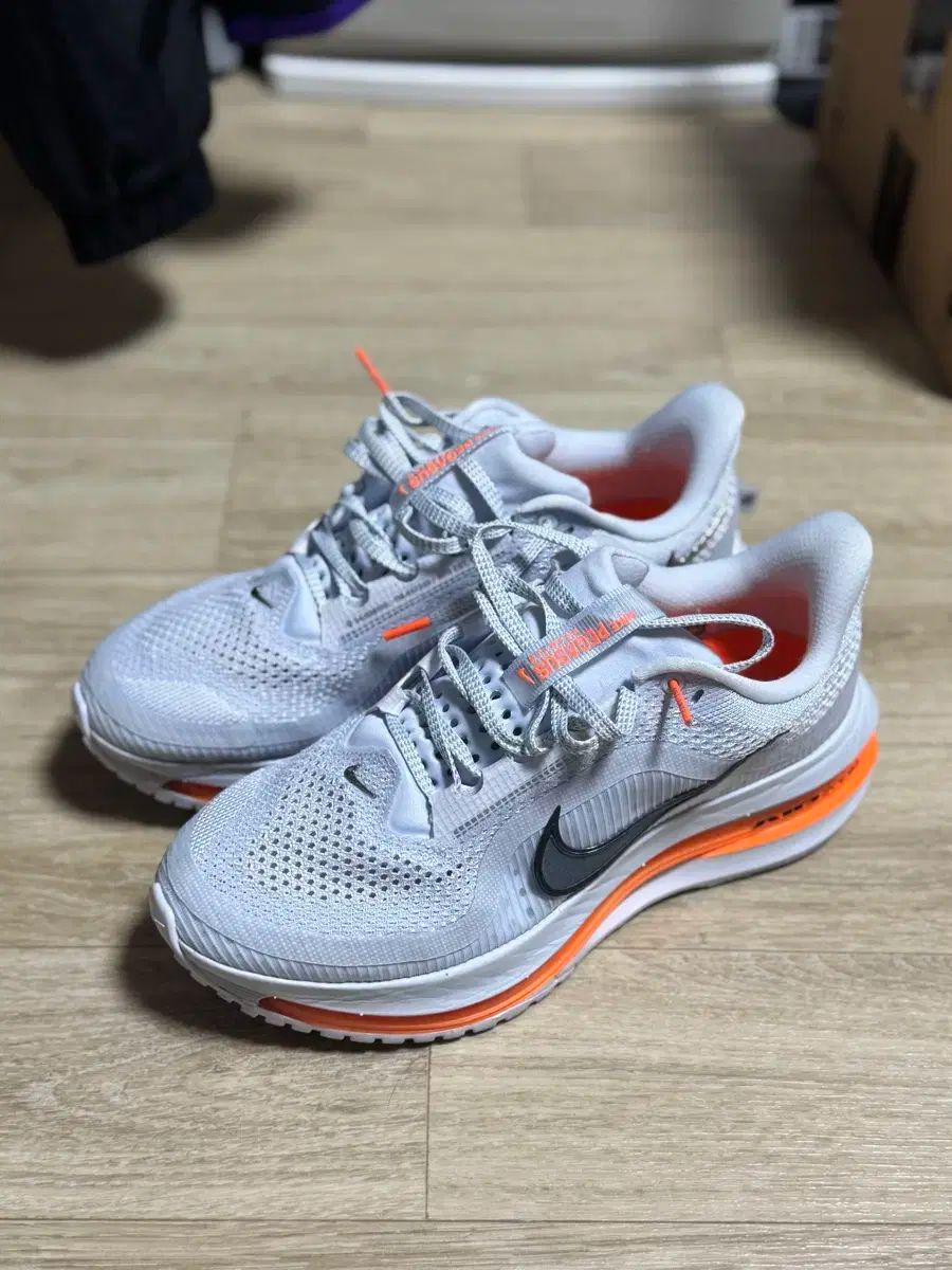 NIKE ナイキ ペガサス フットボール グレー オレンジ 255