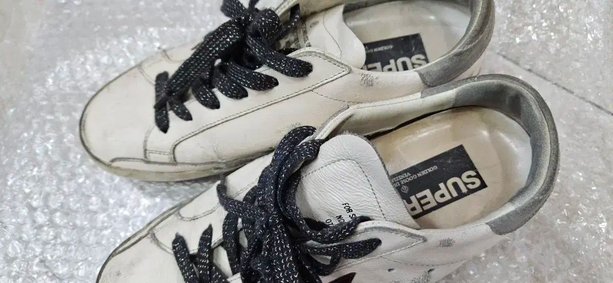 GOLDEN GOOSE