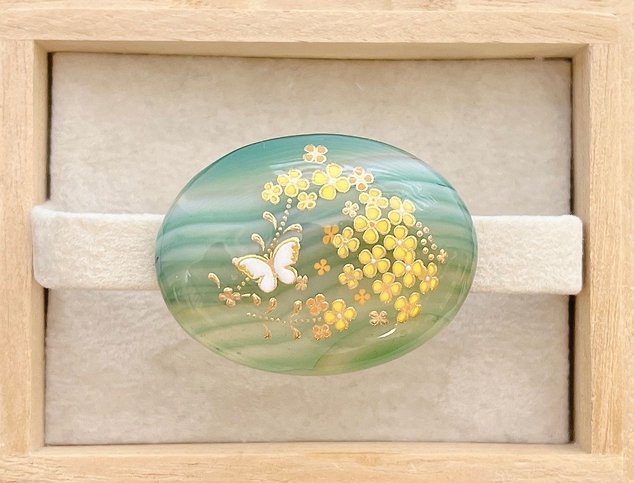 ☆〜 天然石 グリーン縞瑪瑙 蒔絵風 菜の花と蝶 帯留め 40×30〜☆-