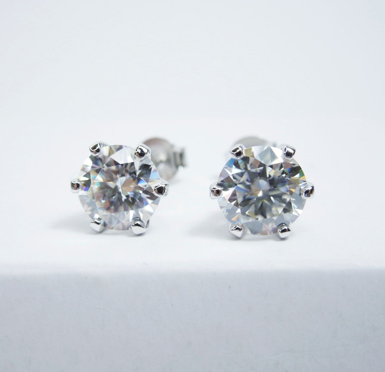 3EX 1ct 合計2ct モアサナイト 6爪 ペアピアス 1ct×2 - メルカリ