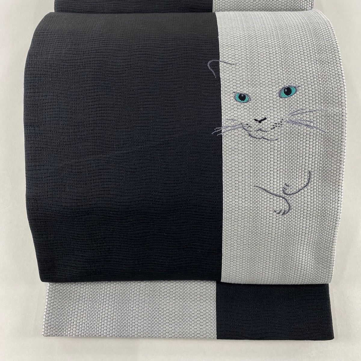 在庫一掃】 袋帯 美品 逸品 猫 忍ばせる 縞 刺繍 黒 お太鼓柄 正絹  