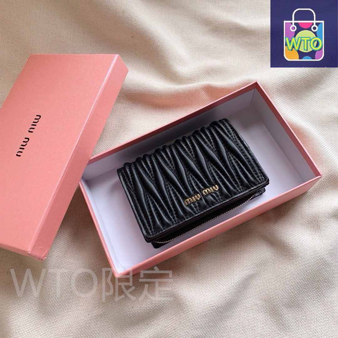 今日 Miu Miu ミュウミュウ ミニ財布シリーズ 頭層の小羊皮を使用