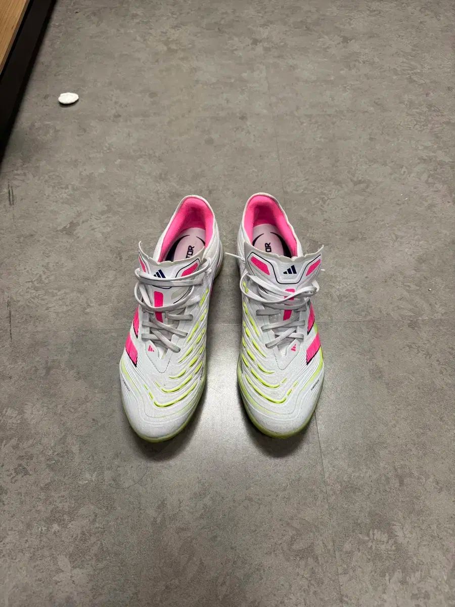 2p スポーツ adidas Predator サッカーシューズ ホワイト/ピンク/イエロー