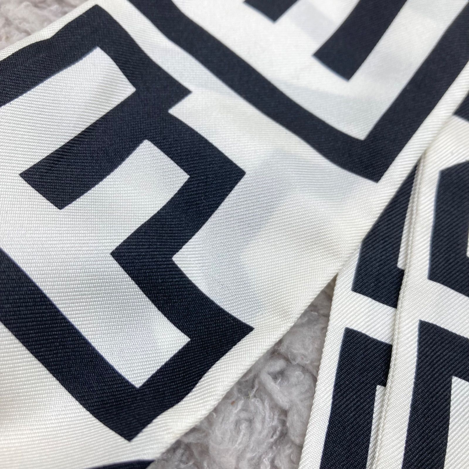 【極美品】フェラガモ シルク イタリア製 熱帯魚 大判スカーフ ストール 極美品】フェラガモ シルク イタリア製 熱帯魚 大判スカーフ ストール