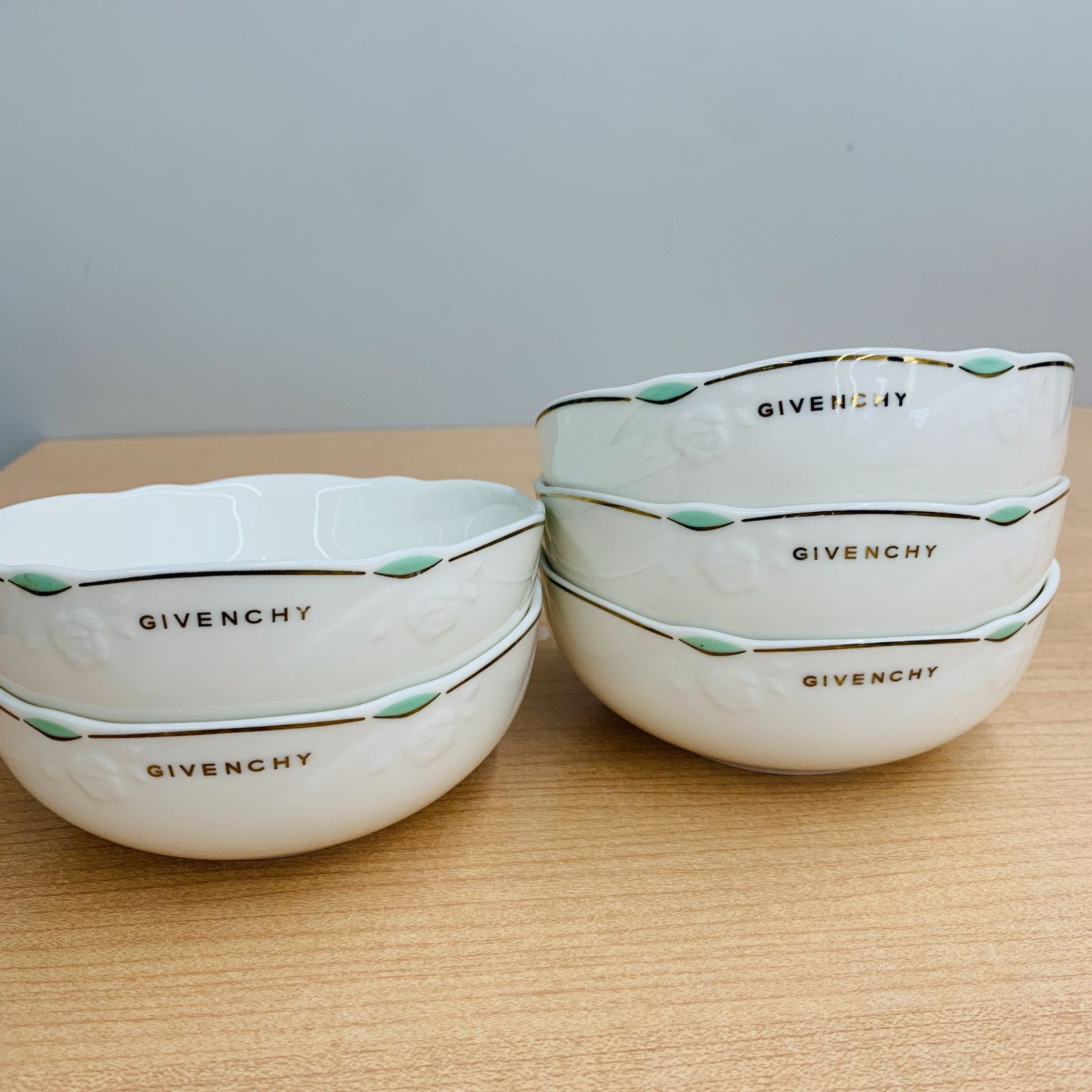 GIVENCHY - GIVENCHY 新品ジバンシーボウル小鉢プレート皿ロゴ入り金彩5枚 5色 GIVENCHY - GIVENCHY 新品ジバンシーボウル小鉢プレート皿ロゴ