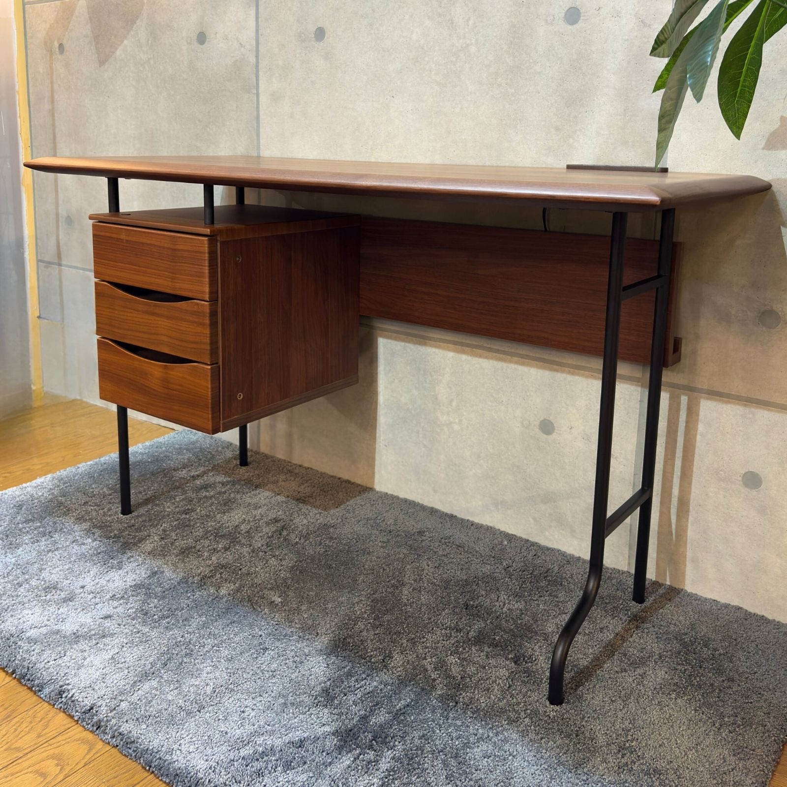 ウォールナット×ブラックアイアン ワークデスク