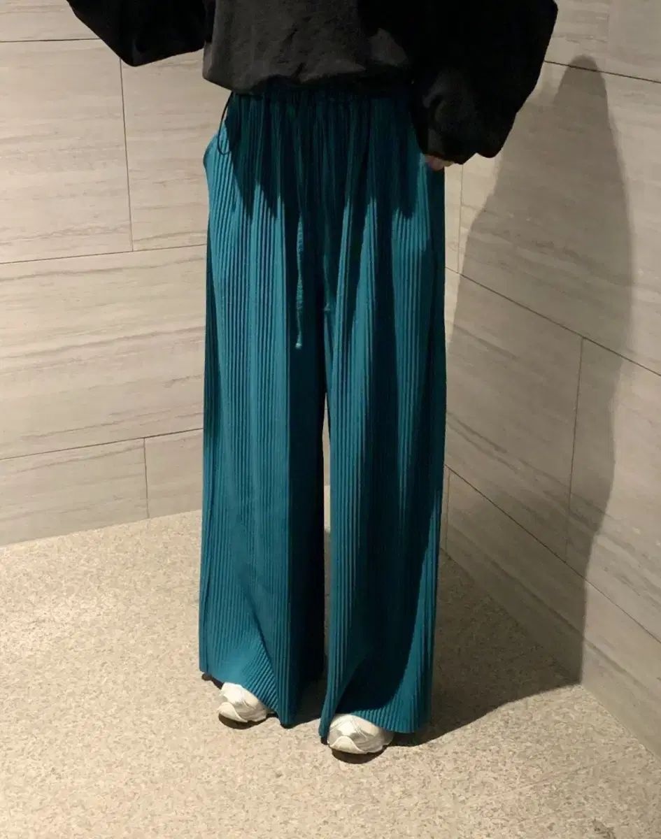 週末のみ ヴィチーニ プリーツパンツ グリーン