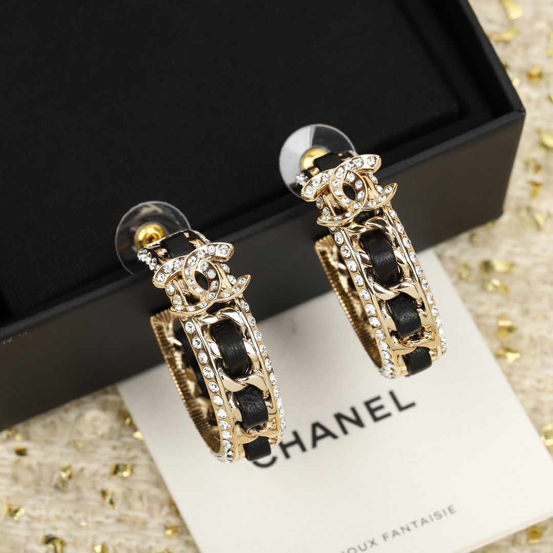CHANEL】シャネル ブラック レザー ピアス ブラック＆ゴールド