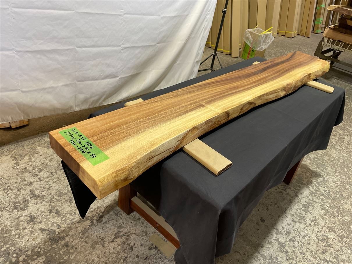 モンキーポッド3686　一枚板無垢 乾燥材　1700ｘ240-230ｘ55mm カウンター　センターテーブル　ダイニングテーブル　テレビ