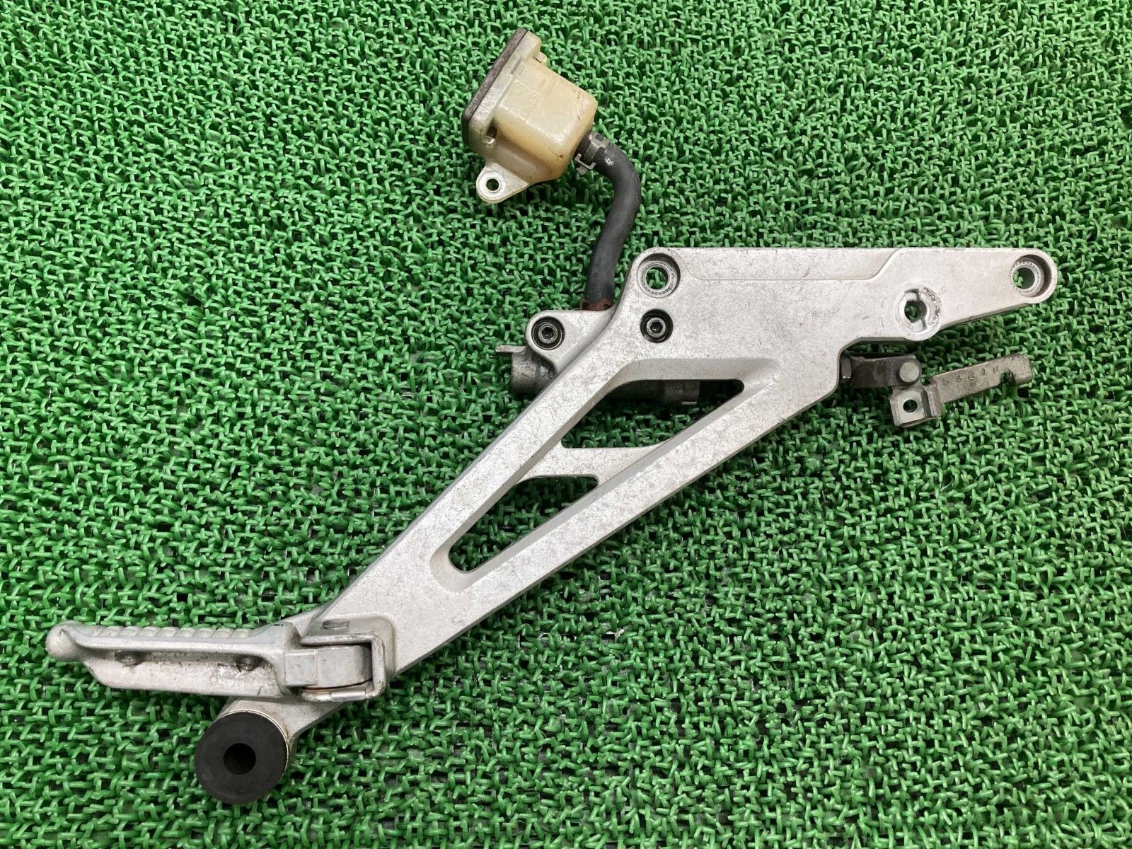 GSX400インパルス ステッププレート 右 スズキ 純正 GK79A リアブレーキマスター タンデムステップペグ 曲がり無し 品薄 Ox