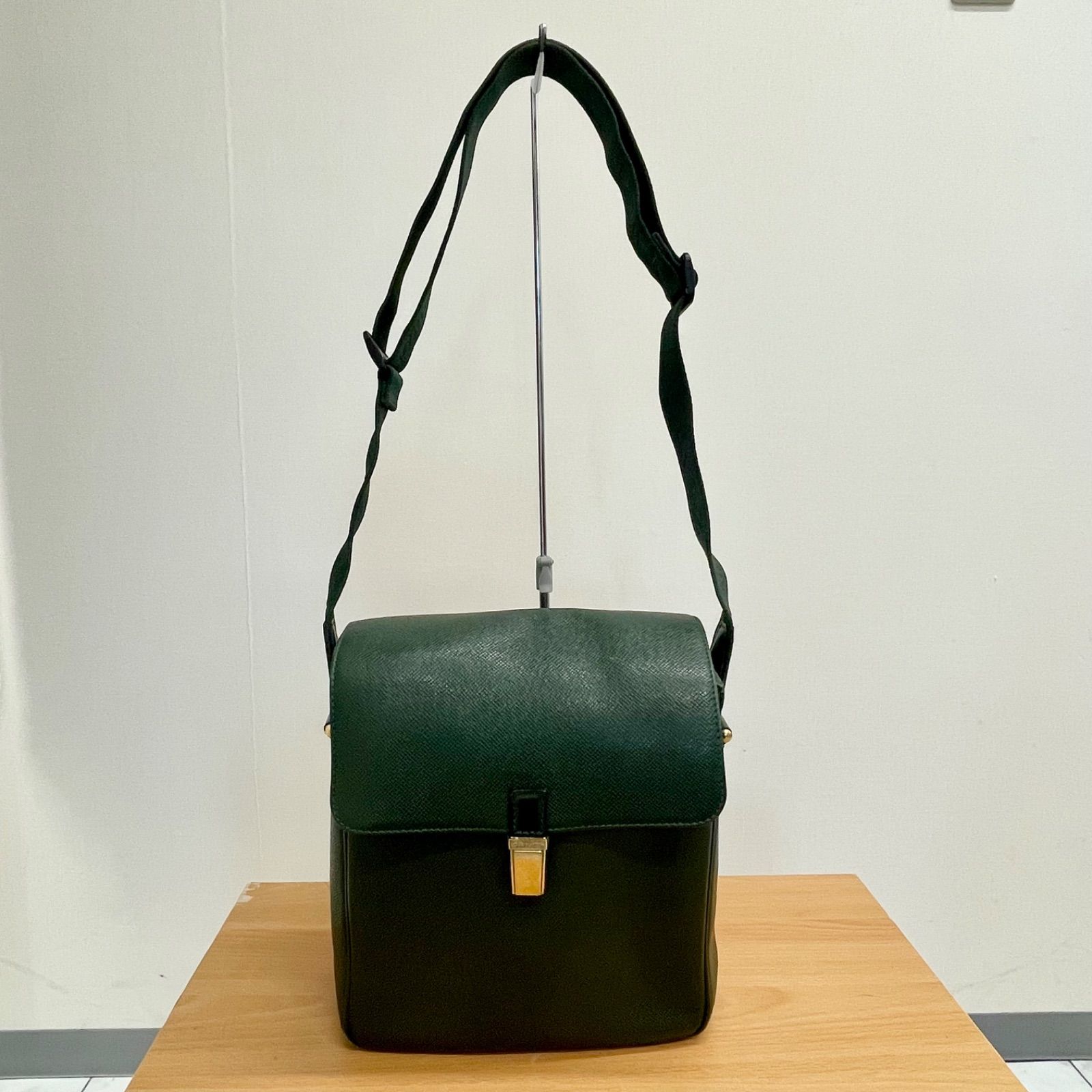 ルイヴィトン タイガ ヤランガ レザー ショルダー バッグ ゴールド金具 ルイヴィトン タイガ ヤランガ レザー ショルダー バッグ ゴールド金具