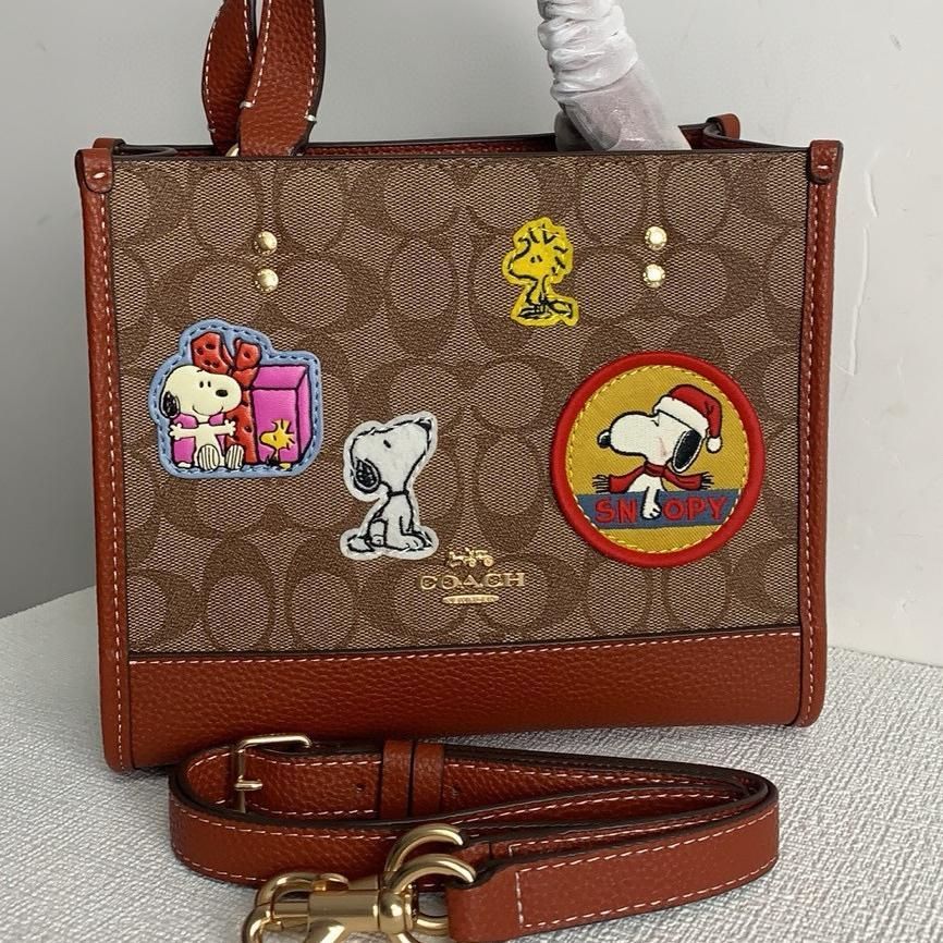 コーチ新品【COACH X PEANUTS】デンプシー トート 22・シグネチャー キャンバス・パッチ