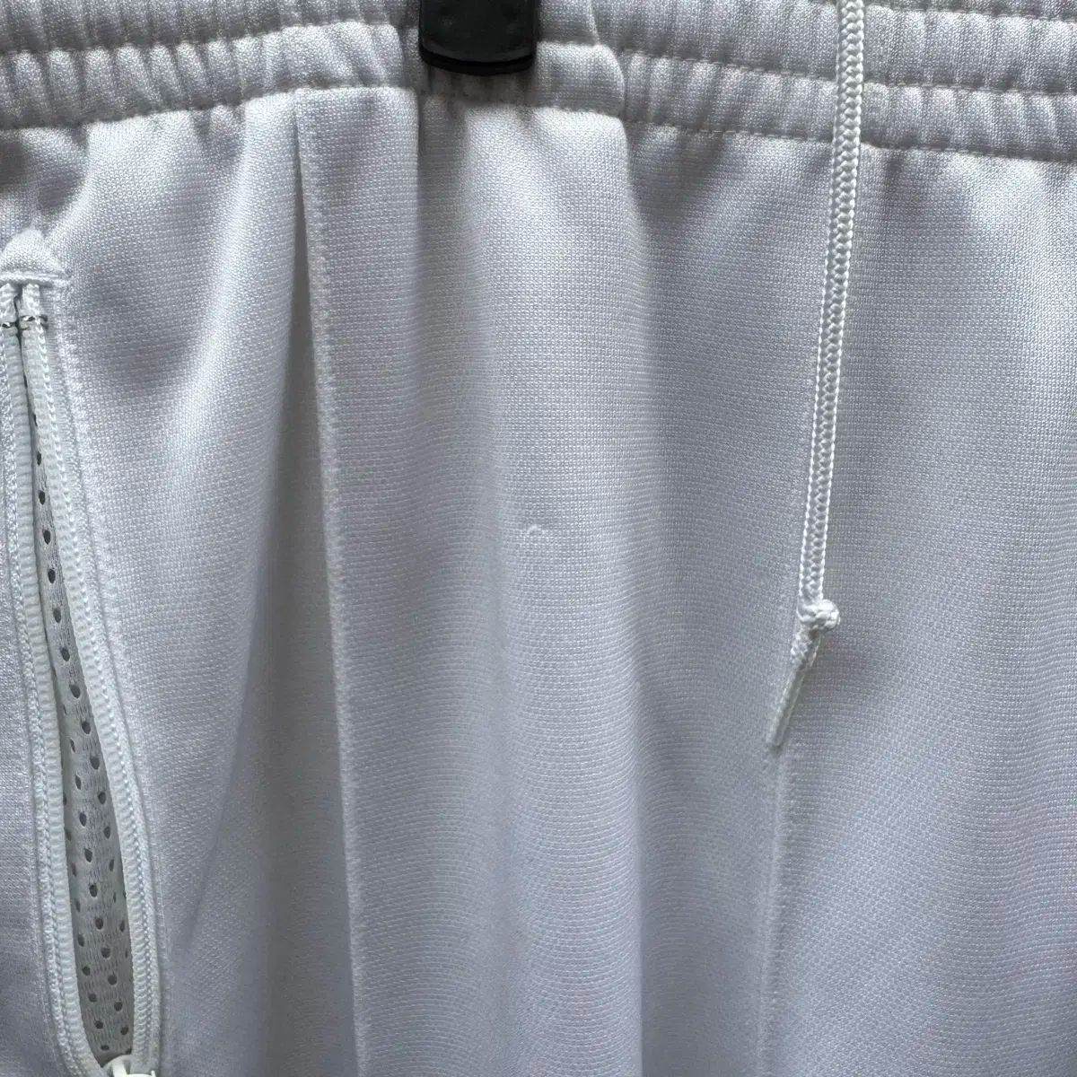 狭い トラックパンツ