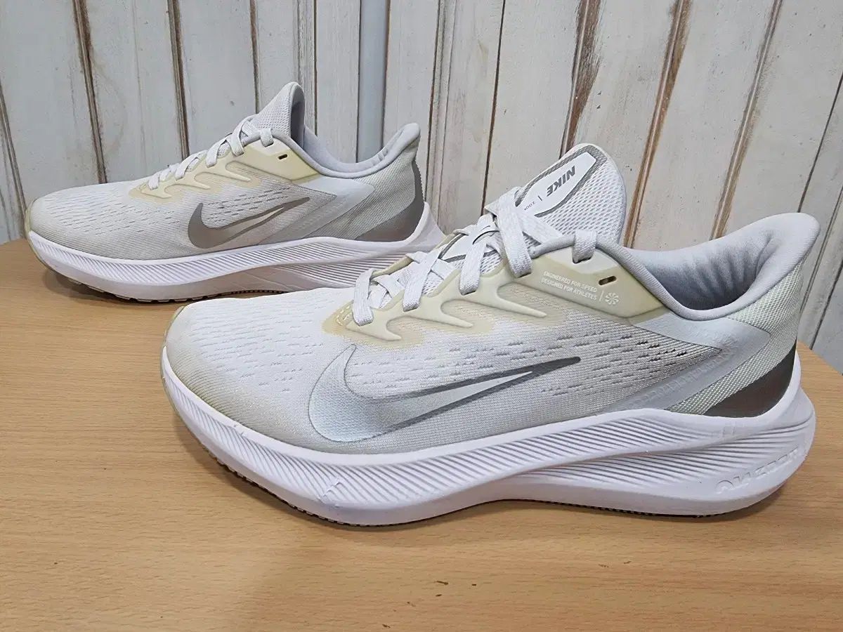 NIKE(ナイキ) ズーム ウィンフロー 7 ピュア プラチナ （ B898