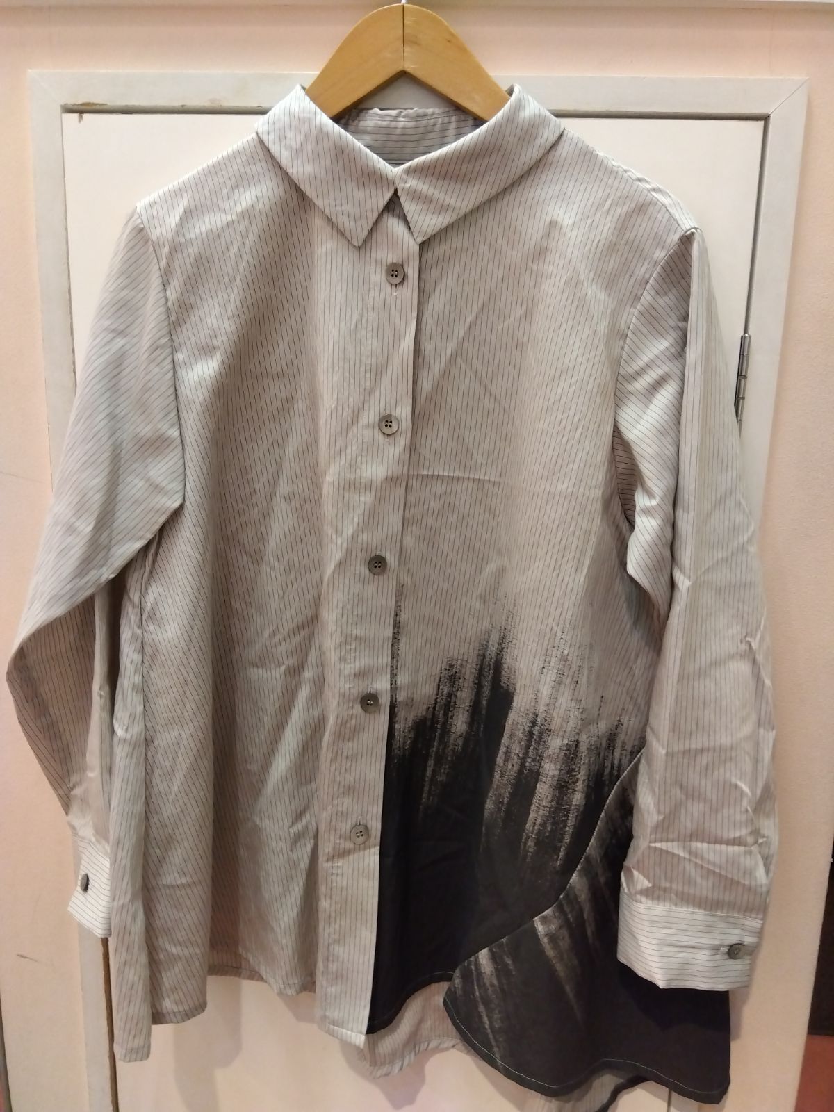【美品】慈雨ジウ　シワ加工裾デザインブラウス　シャツ　Lサイズ　センソユニコ anc ジウセンソユニコ 慈雨 Sensounico シャツ・ブラウス 40 黒
