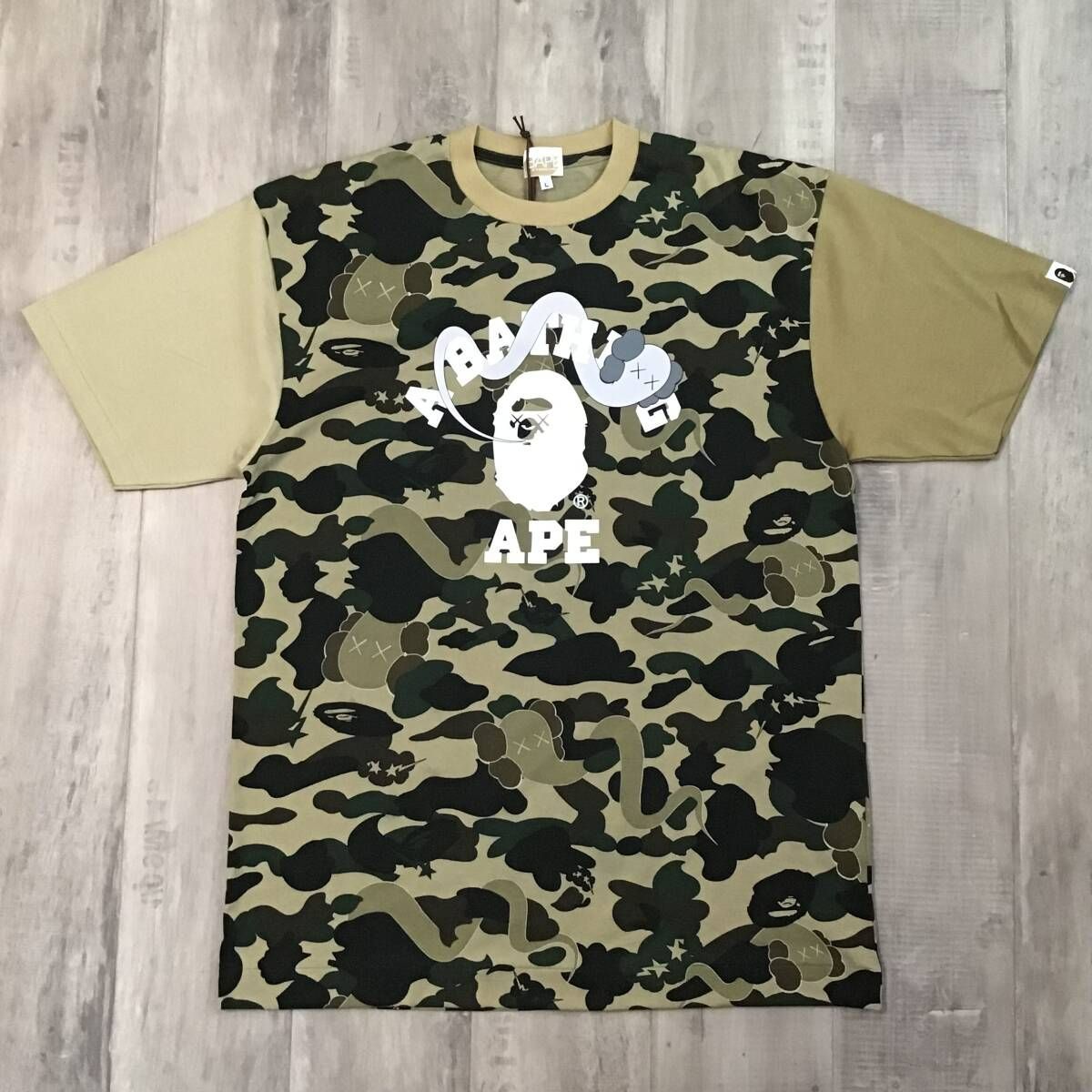 ☆未使用品☆ BAPE × KAWS bendy 1st camo カレッジロゴ Tシャツ L