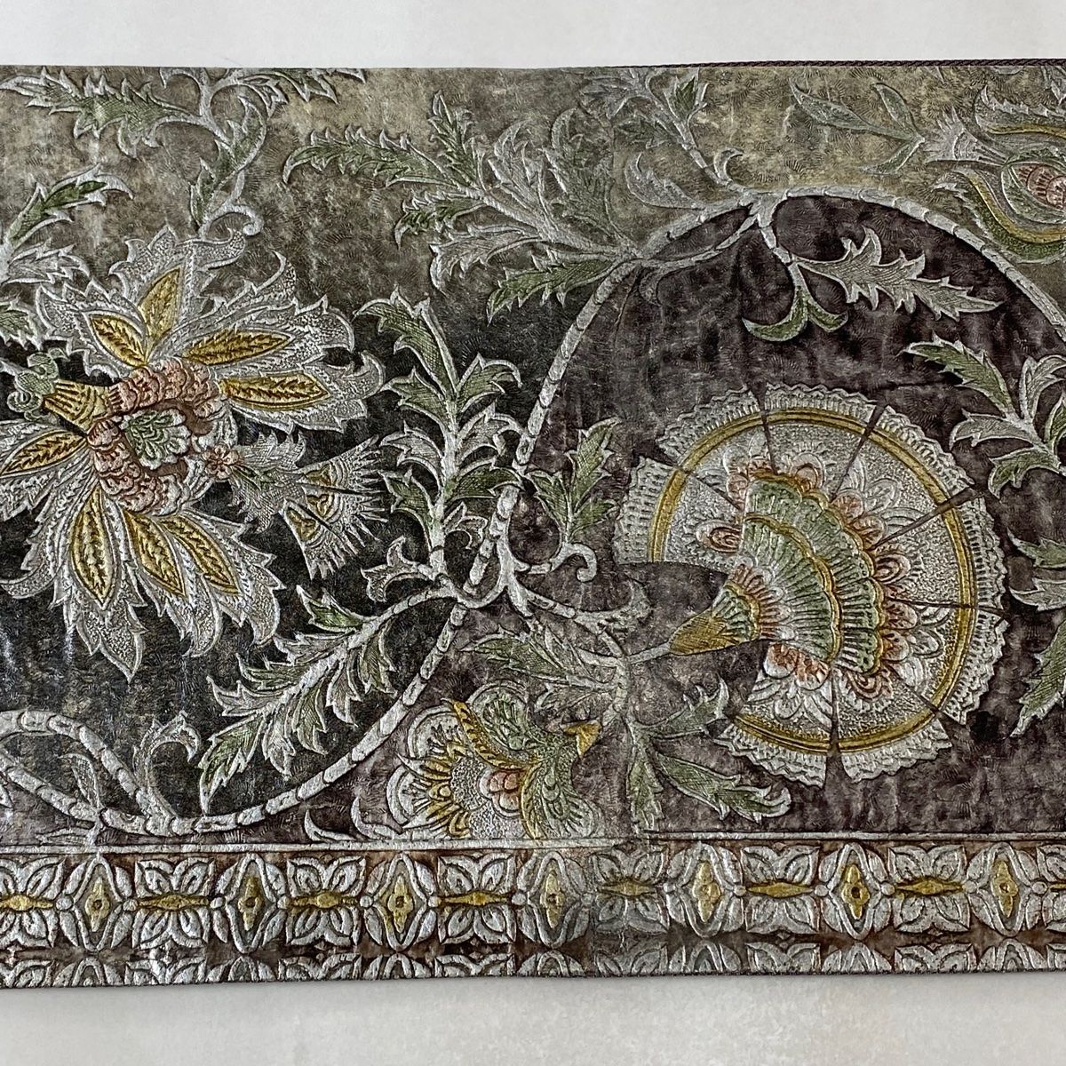 袋帯 逸品 落款 和泉紫峰 花唐草 金銀彩 金唐革 銀色 六通 正絹 【中古 