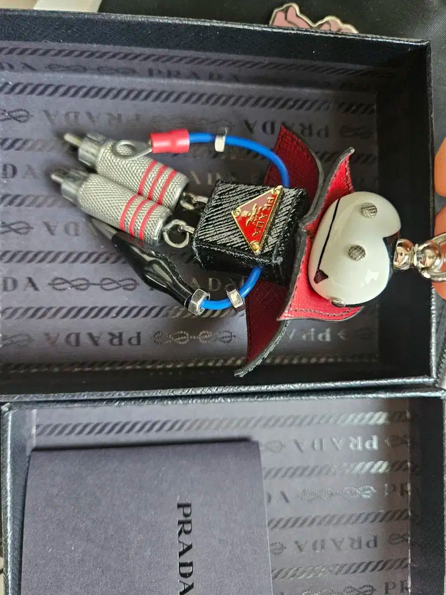 プラダ ロボット