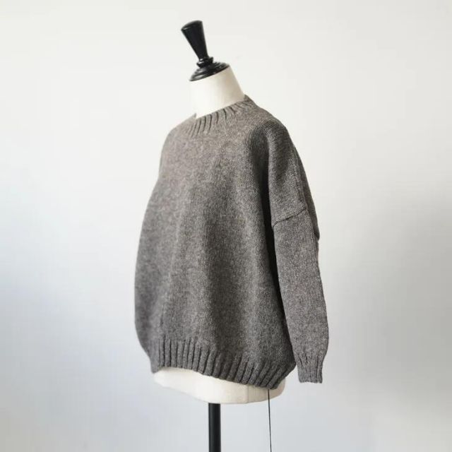 utilite (ユティリテ) | クルーネックプルオーバー (ブラウン/クロ/オフシロ) | 25AW ペルーハイランドウール 家庭機編み