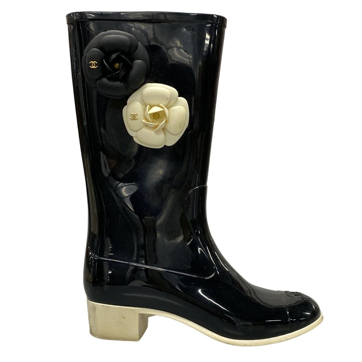 【美品】シャネル ブラックレザー ブーツ　チェーン 38【Hana】 CHANEL(シャネル) レインブーツ 38 レディース - 黒×白 カメリア