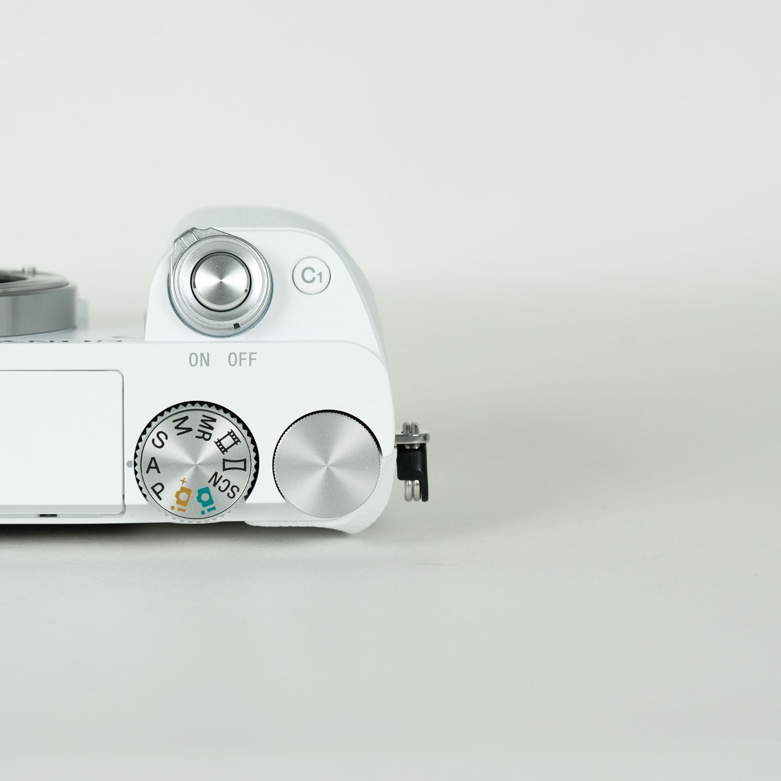 新品 ソニー α6000 ボディ SONY バッテリー有 ILCE-6000 シルバー 新品 ソニー α6000 ボディ SONY バッテリー有 ILCE-6000 シルバー