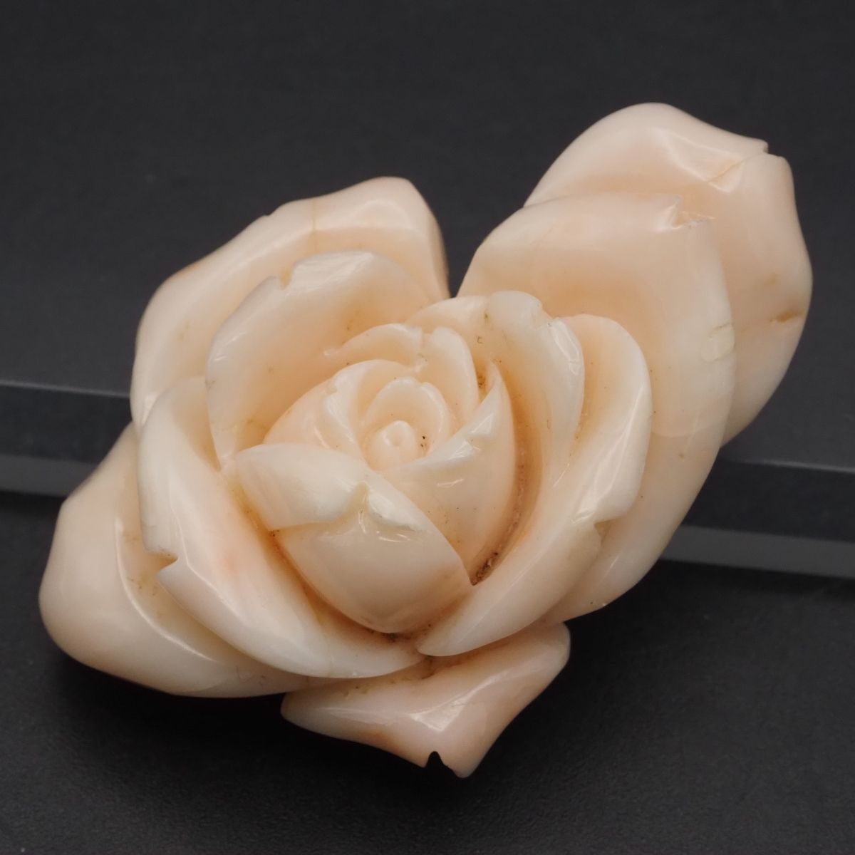 F069 珊瑚 サンゴ 帯留め 花彫刻 裏細工 デザイン シルバー 和装小物 ヴィンテージ 3月誕生石