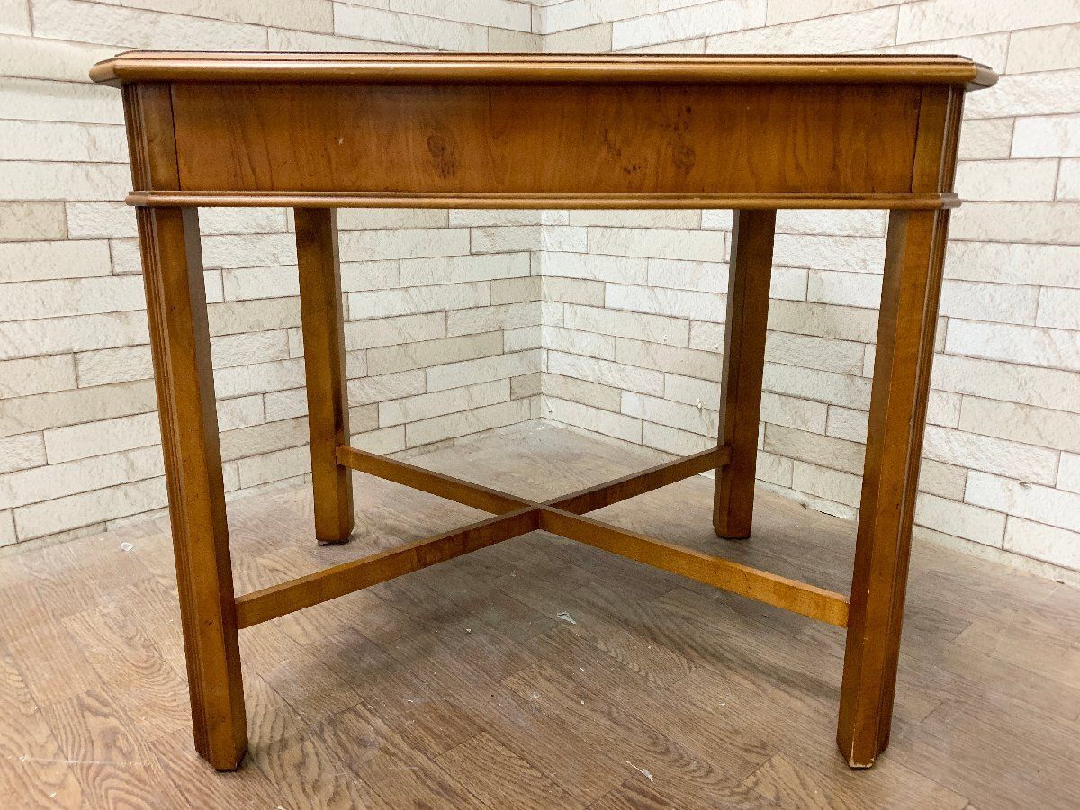 ナイトテーブル