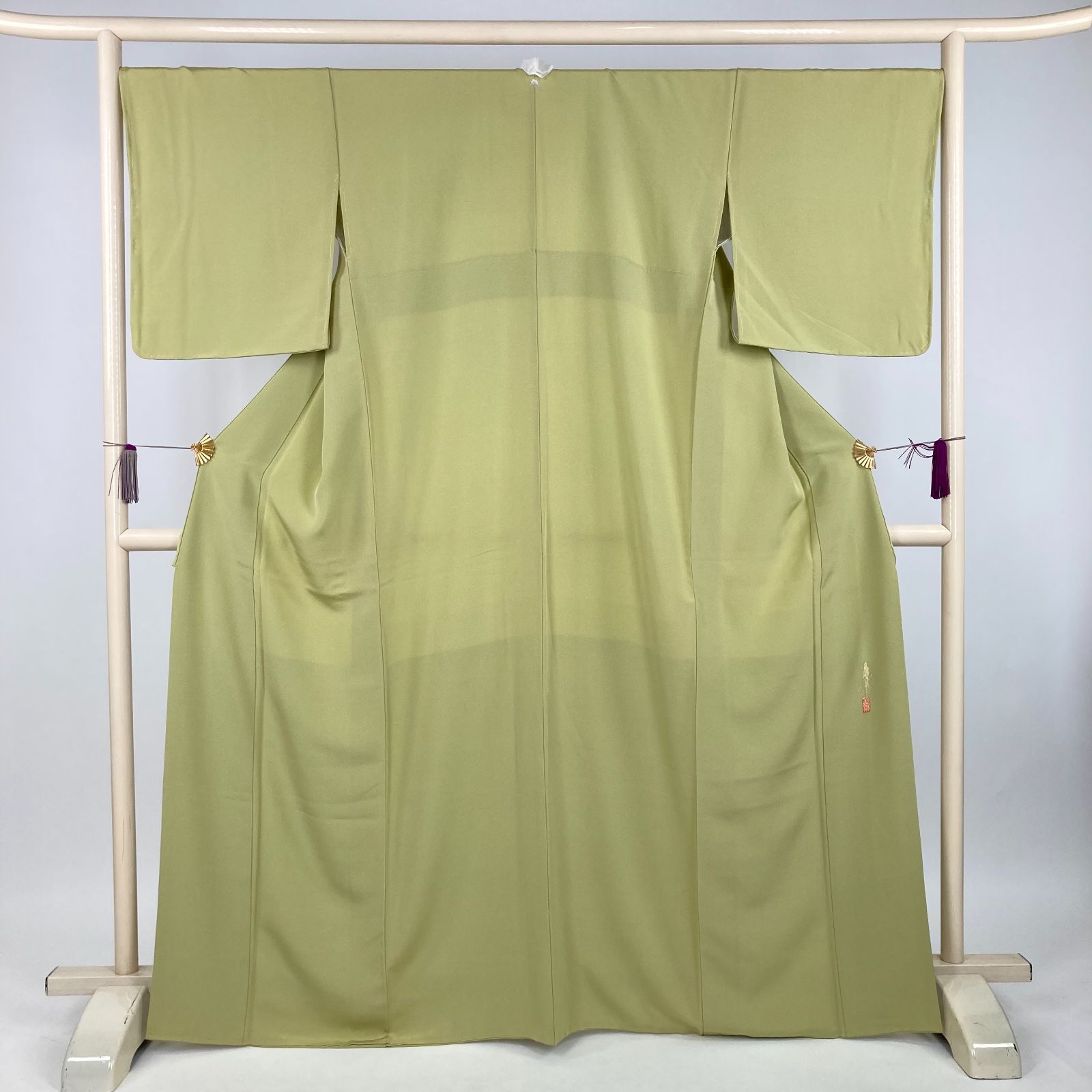 リユース着物 色無地 薄黄緑 セミフォーマル 縮緬 袷 絹 未洗い 身丈 161.5cm 裄丈 68cm MS4218