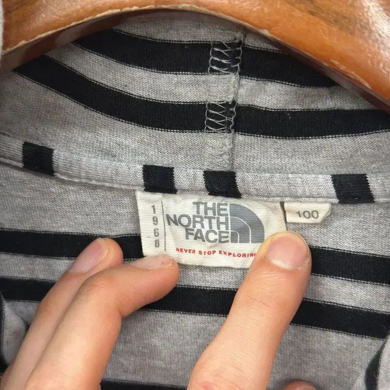 ◇ ザノースフェイス【L】ジップアップパーカー　フード　ビックロゴ　刺繍ロゴ THE NORTH FACE(ザノースフェイス) アウトドア 刺繍ロゴ