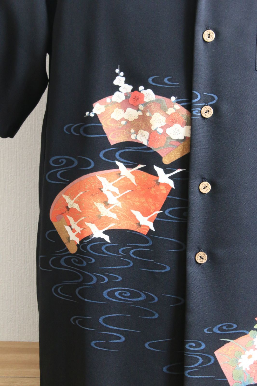 ＜試作品特価＞着物リメイクシャツ（メンズLサイズ）鶴と梅の丸模様の黒留袖-3