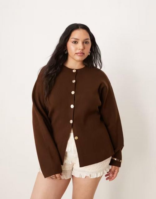 【送料無料】 エイソス レディース カーディガン アウター  DESIGN Curve knit structured crew neck cardigan with gold tone buttons in chocolate Chocolate