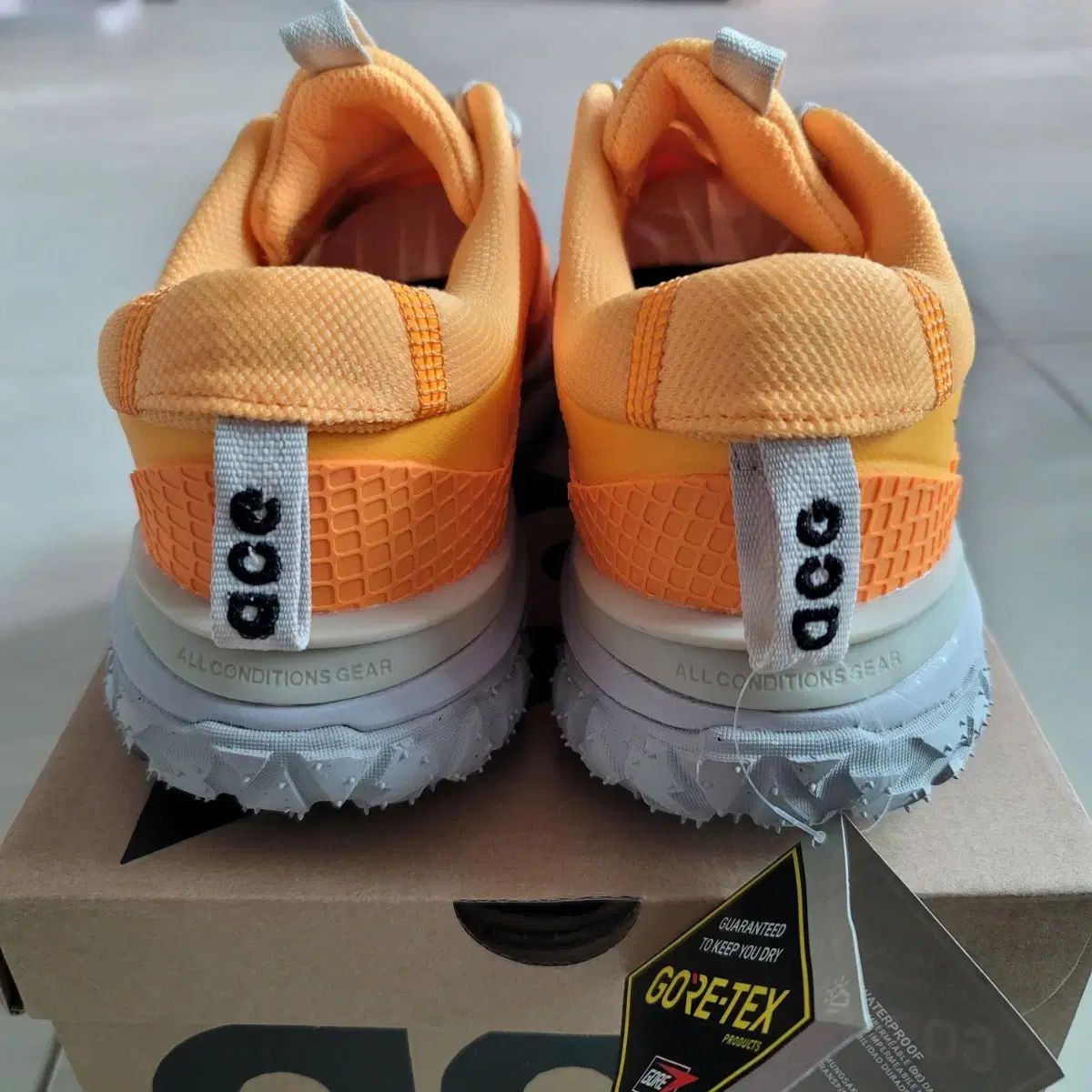 ナイキ ACG マウンテン フライ 2 ロー オレンジ 275