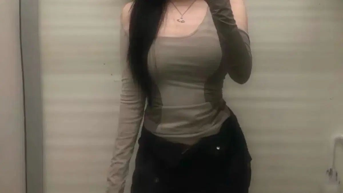 シオソウル スリット アシンメトリー ロングスリーブトップ ベージュ