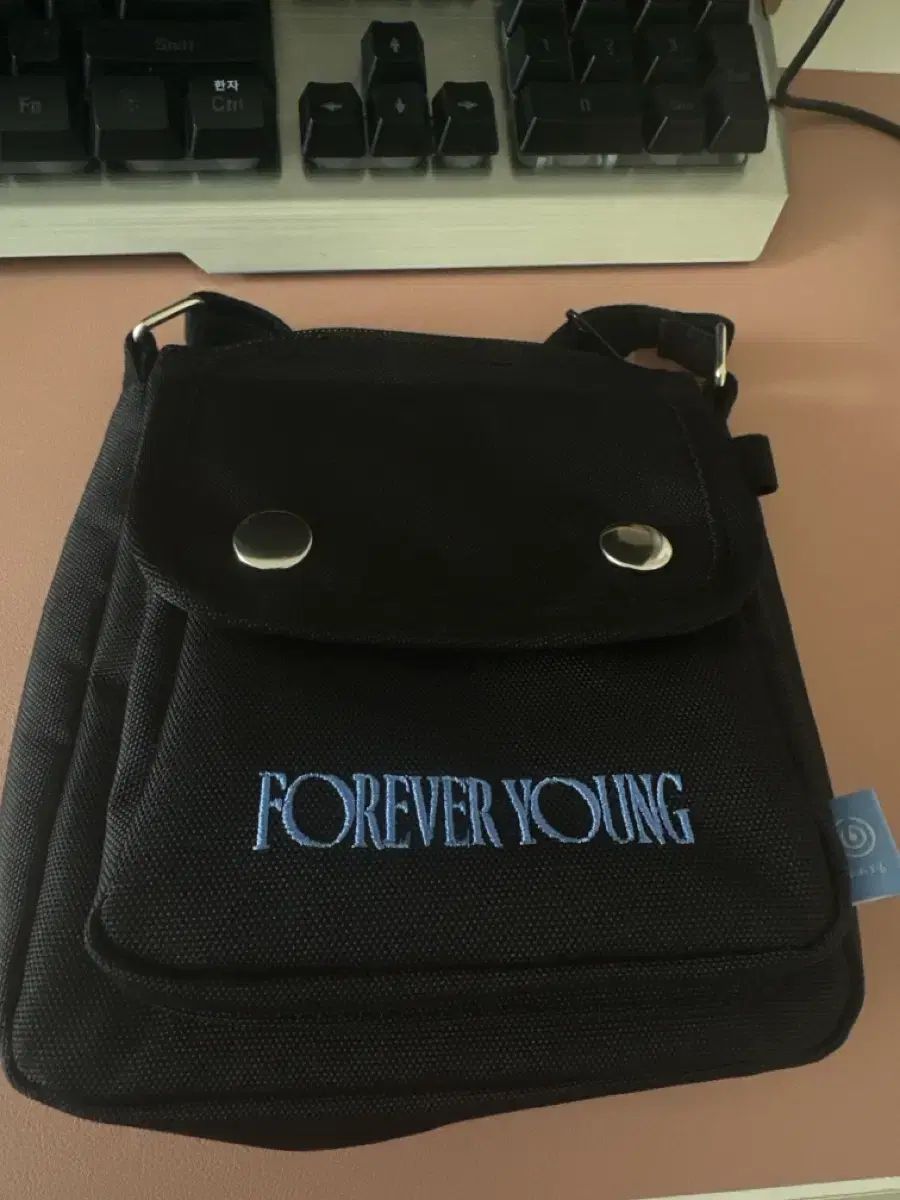 週末限定☆DAY6☆FOREVER YOUNG フェイスポーチ☆ [on hand] DAY6 3RD