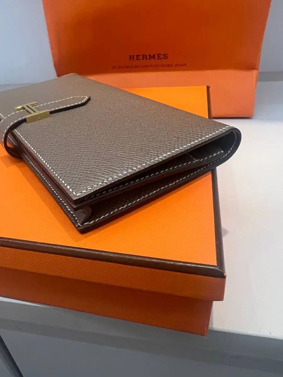 【ABランク】 エルメス HERMES ベアン デュプリ (2PLIS) シェーブル (レザー) SV金具 □K刻印 2007年 長財布 かぶせ蓋 三つ折り財布 ロングウォレット H金具 レディース メンズ エトゥープ (グレージュ) 正規品 中古 mbj19002 正規品 Hermes(エルメス) ベアン 長財布 エトープ 金具 ABランク