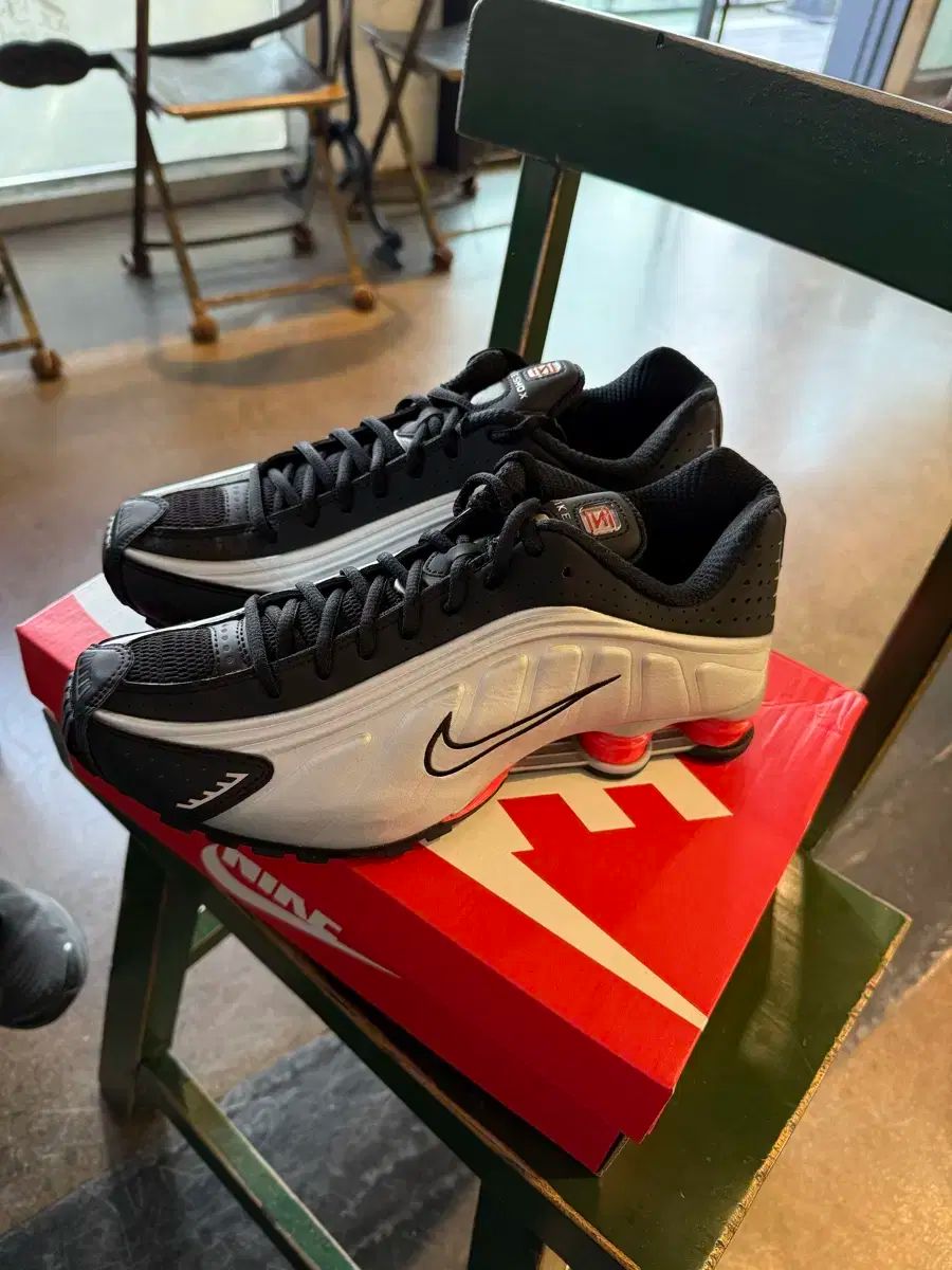 270 NIKE ナイキ ショックス r4 メタリックシルバー