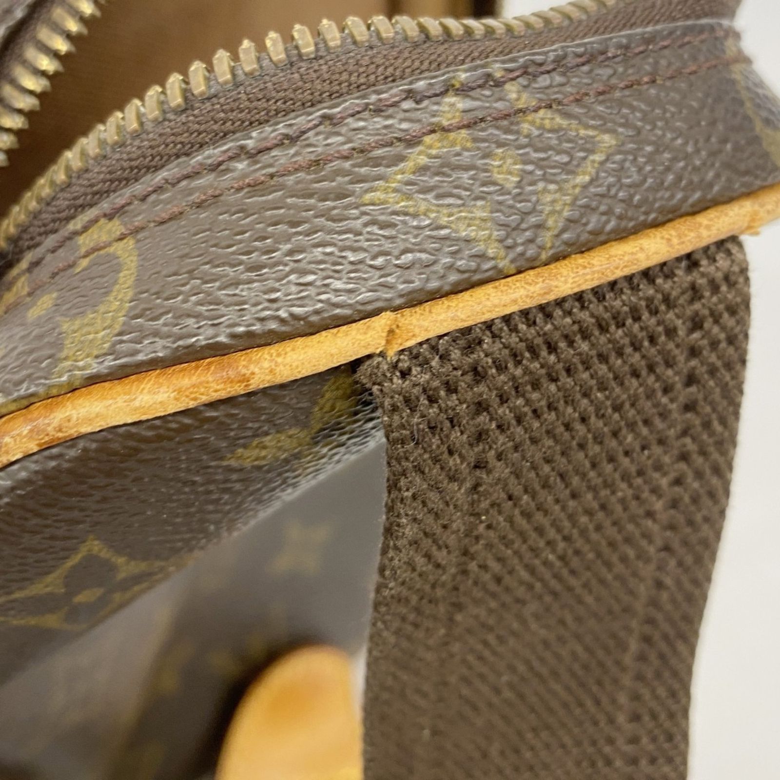 ヴィトン ボディバッグ