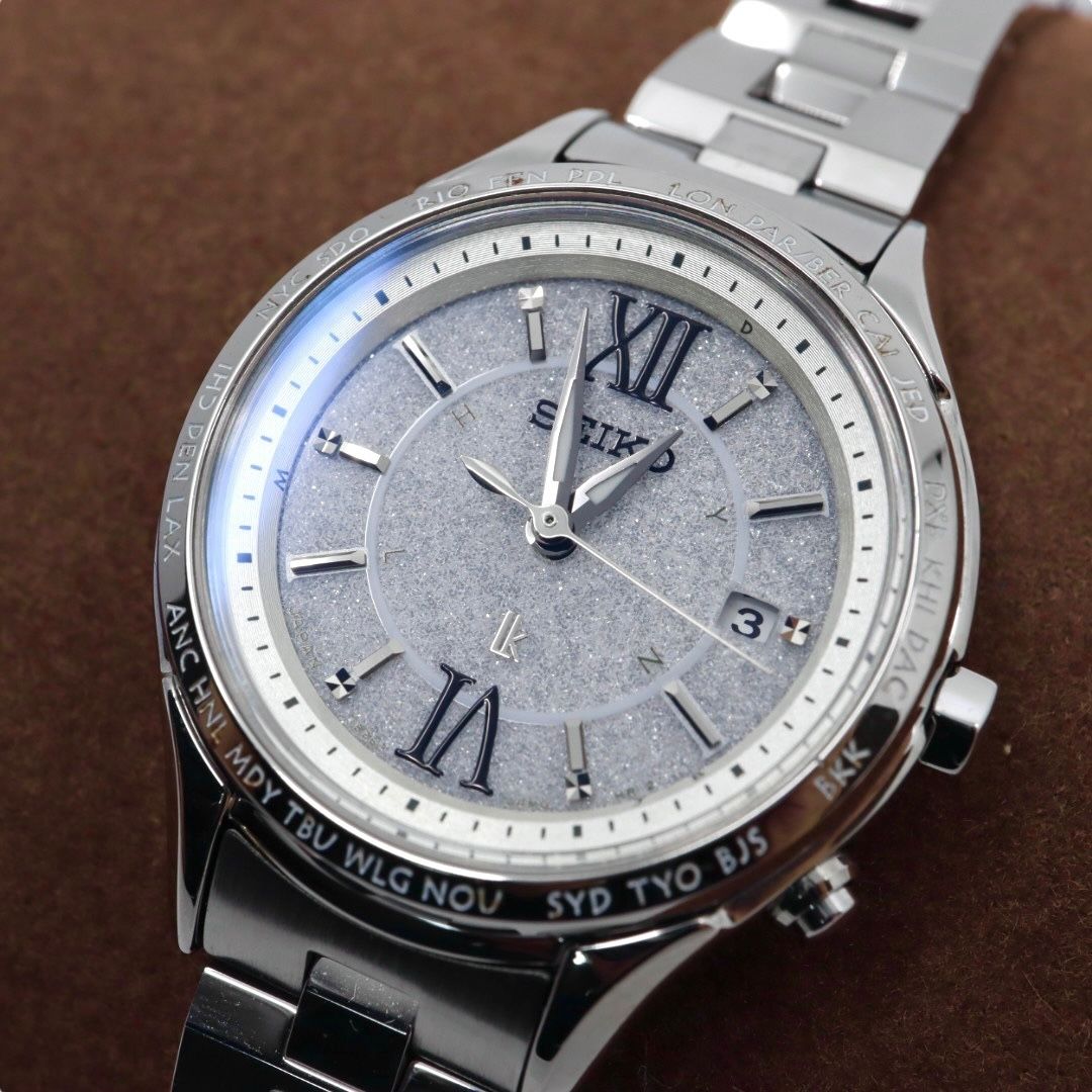 ♥級| |稼働品 セイコー ルキア SEIKO LUKIA レディース腕時計 1B25-0AH0 ソーラー電波 ワールドタイム シルバー ラメ文字盤 グリッターダイヤル ステンレス 日本製 エレガント ビジネス クリーニング済 G2