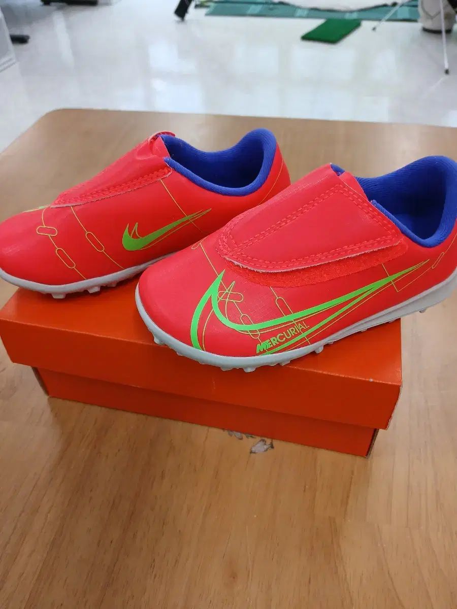 【雷市場（ポンジャン）商品韓国直送】 NIKE(ナイキ) キッズ フットサルシューズ マーキュリアル 蒸気 14 クラブ TF J CV0839 ー 60