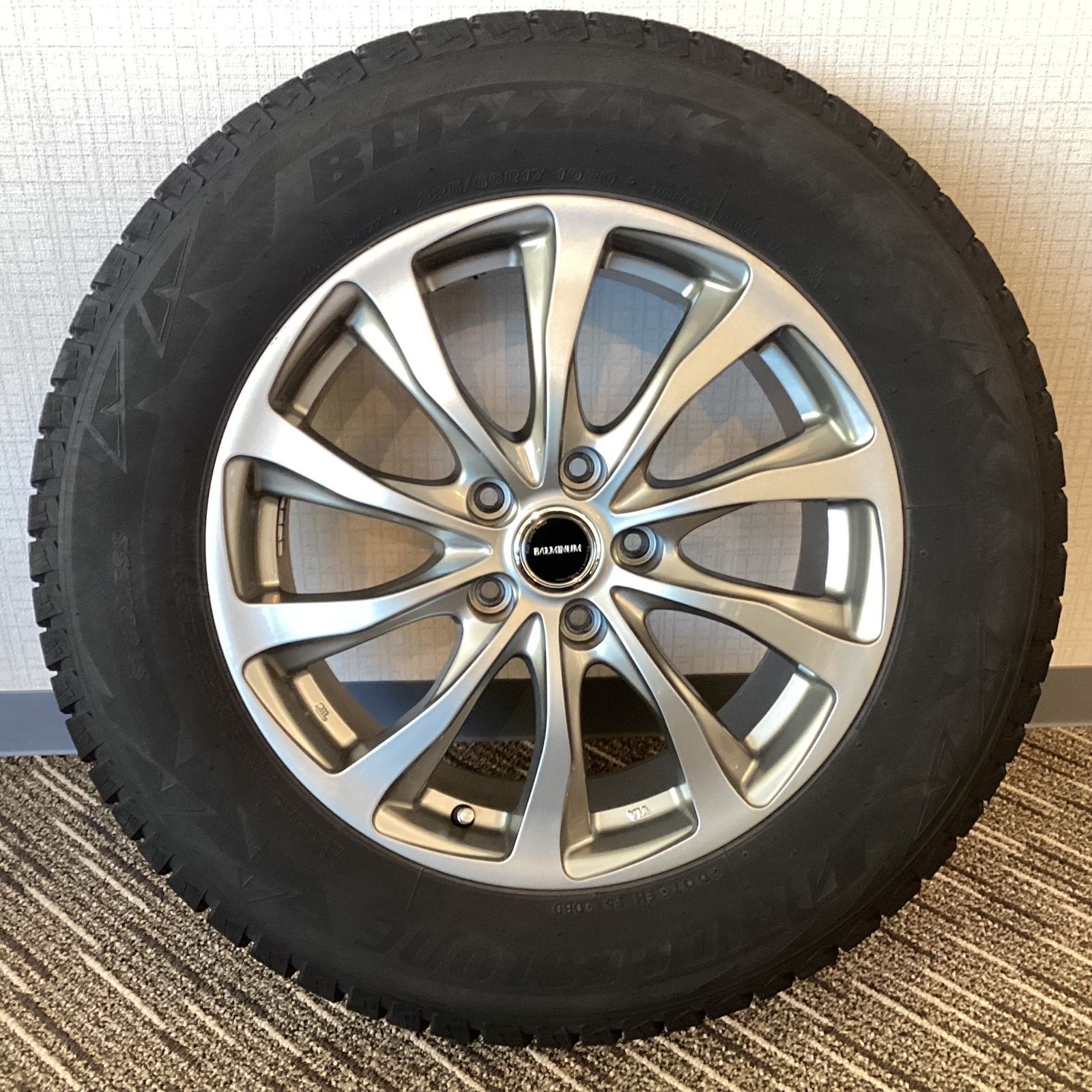 BALMINUM TR10 17インチ ７．０J ＋３８ PCD１１４．３ ５H ２２５/６５R１７ スタッドレスタイヤ付き ハリアー NX ラブ４等  - メルカリ