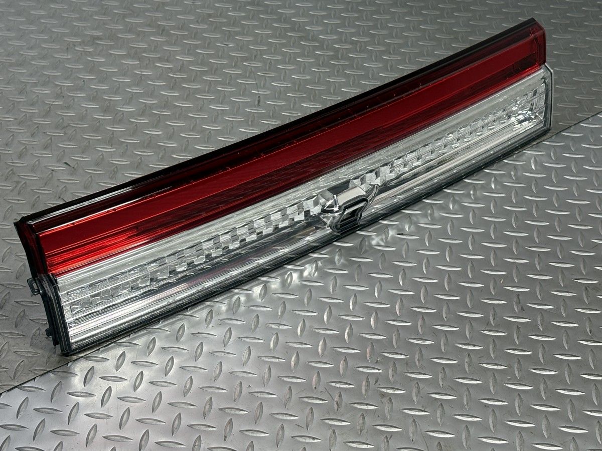 送料無料 新車外し CV1W 三菱 デリカ D 5 現行 純正 リアセンターガーニッシュ 品番IMASEN 1149-227 デリカD5 25080060