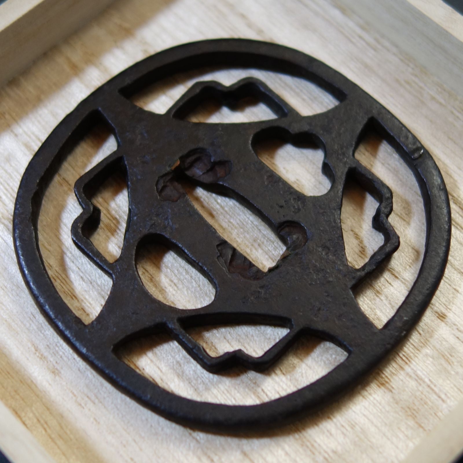 鍔 【 鉄地 隅入角糸巻図透鍔 】 日本刀 刀装具 鐔 骨董 古美術